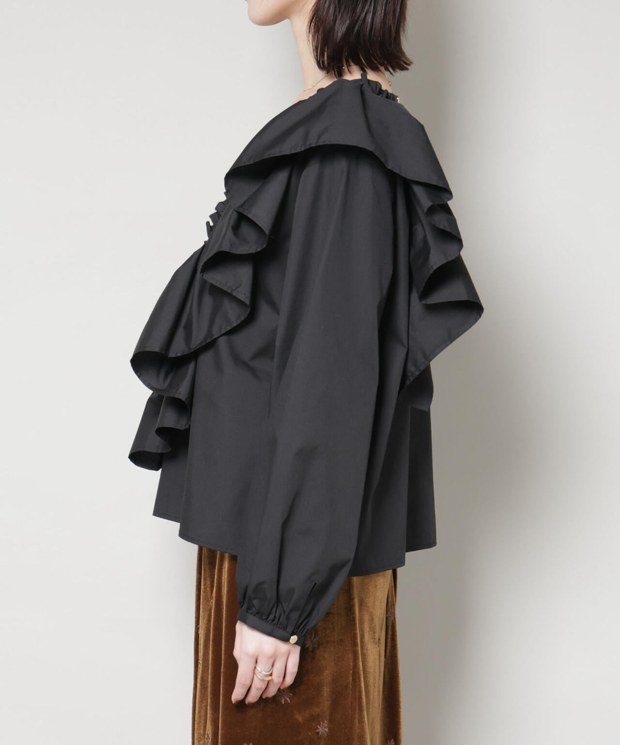 斜めフリルプルオーバーブラウス 6735220317