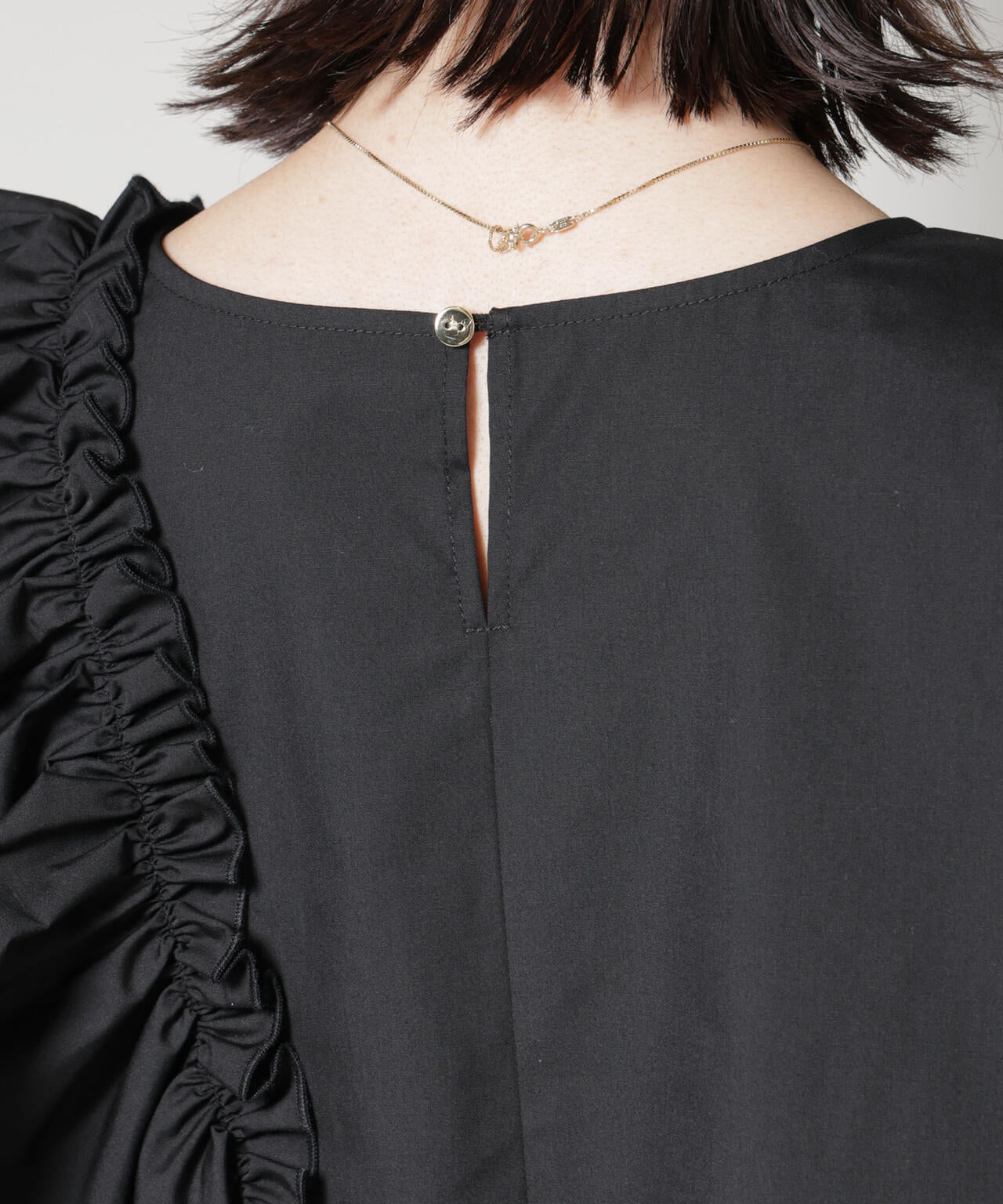 斜めフリルプルオーバーブラウス 6735220317