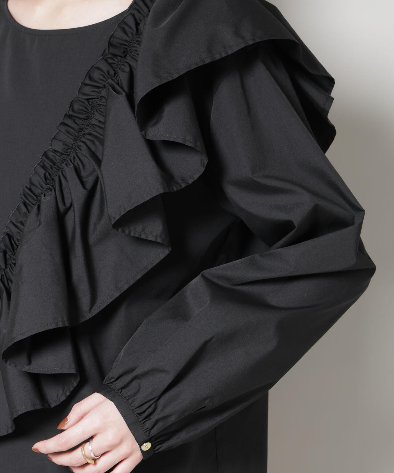 斜めフリルプルオーバーブラウス 6735220317