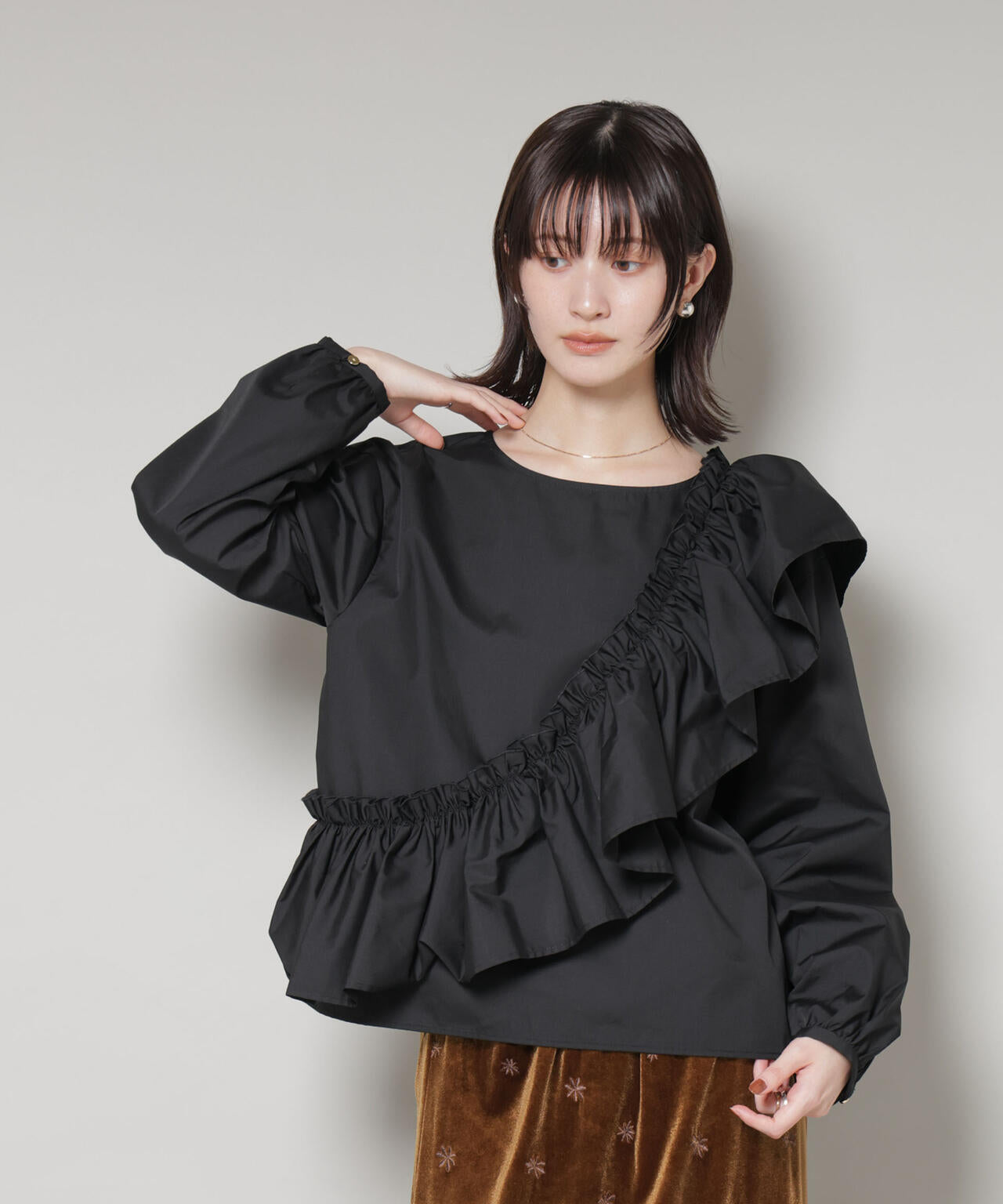 Na+H フリル付きブラック長袖シャツ フリル付きブラック長袖シャツ