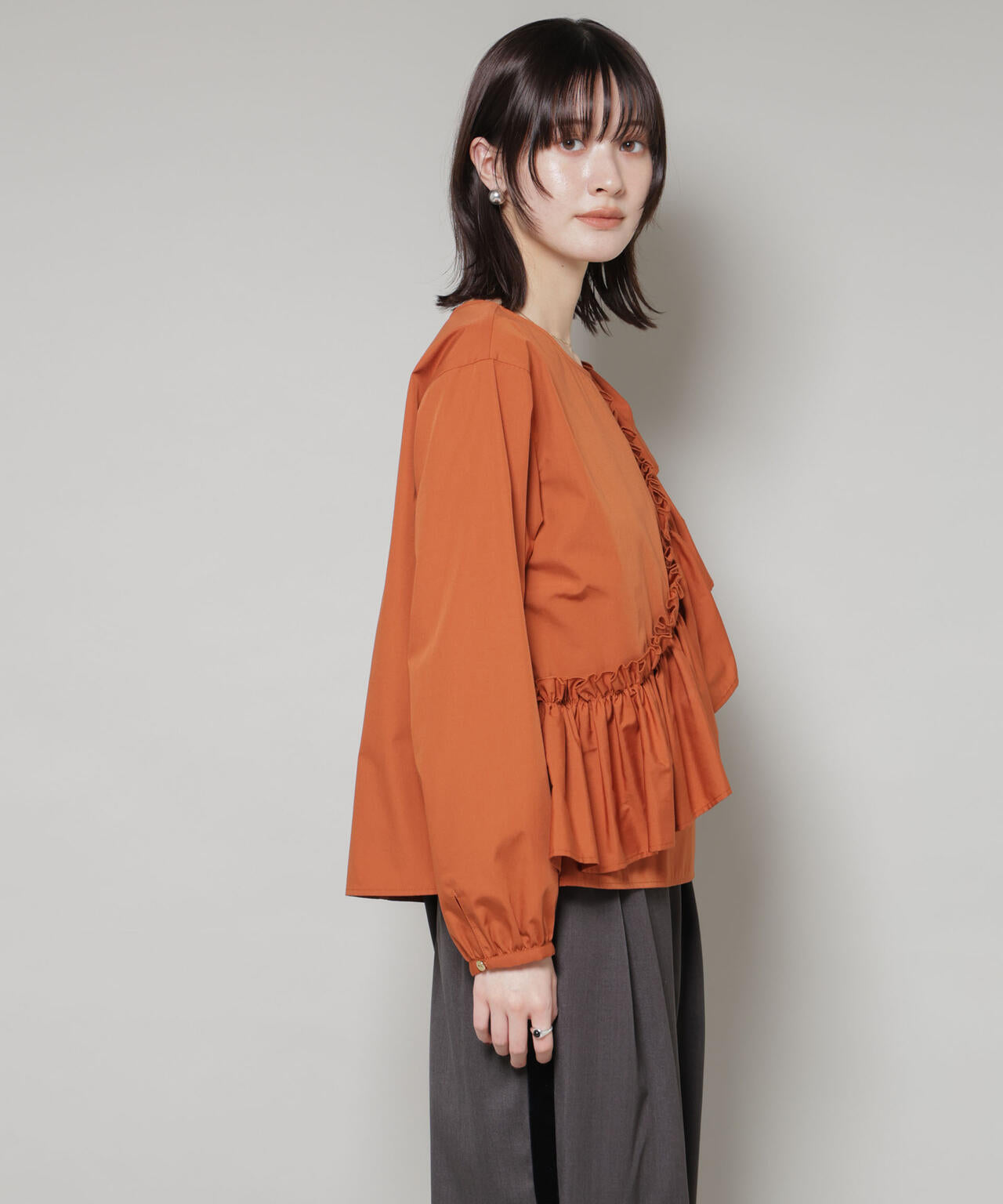 斜めフリルプルオーバーブラウス 6735220317