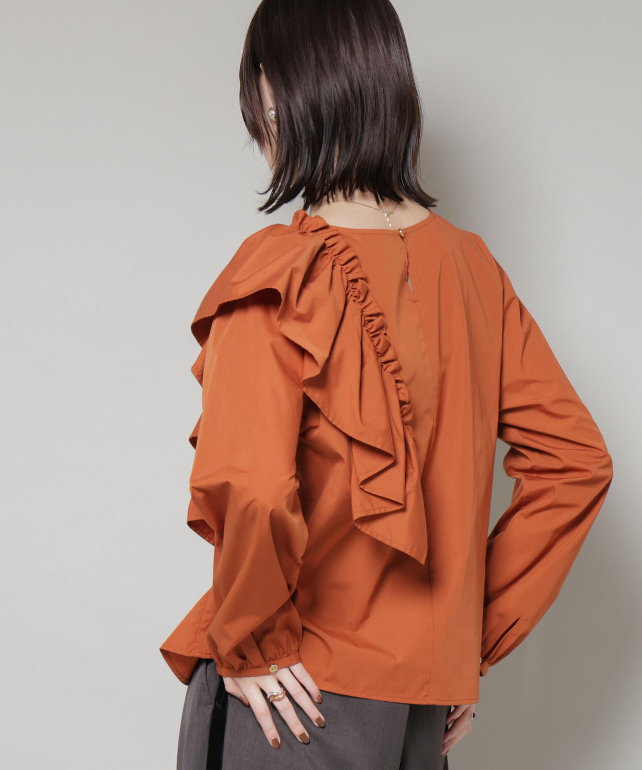 斜めフリルプルオーバーブラウス 6735220317