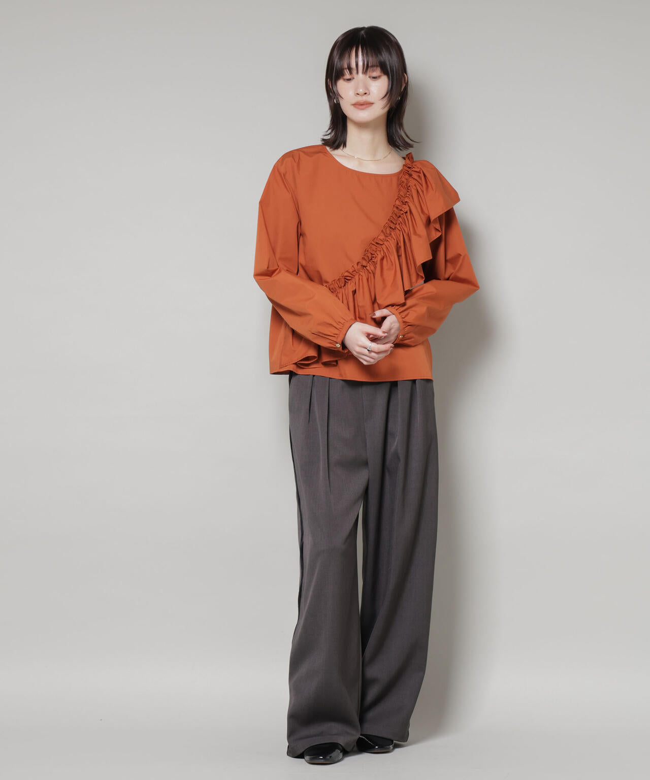 斜めフリルプルオーバーブラウス 6735220317