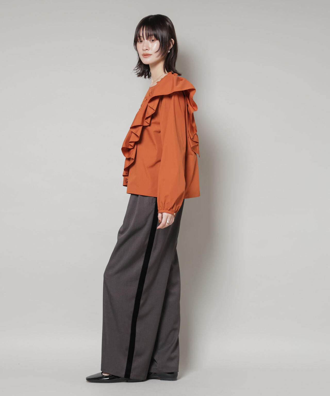 斜めフリルプルオーバーブラウス 6735220317