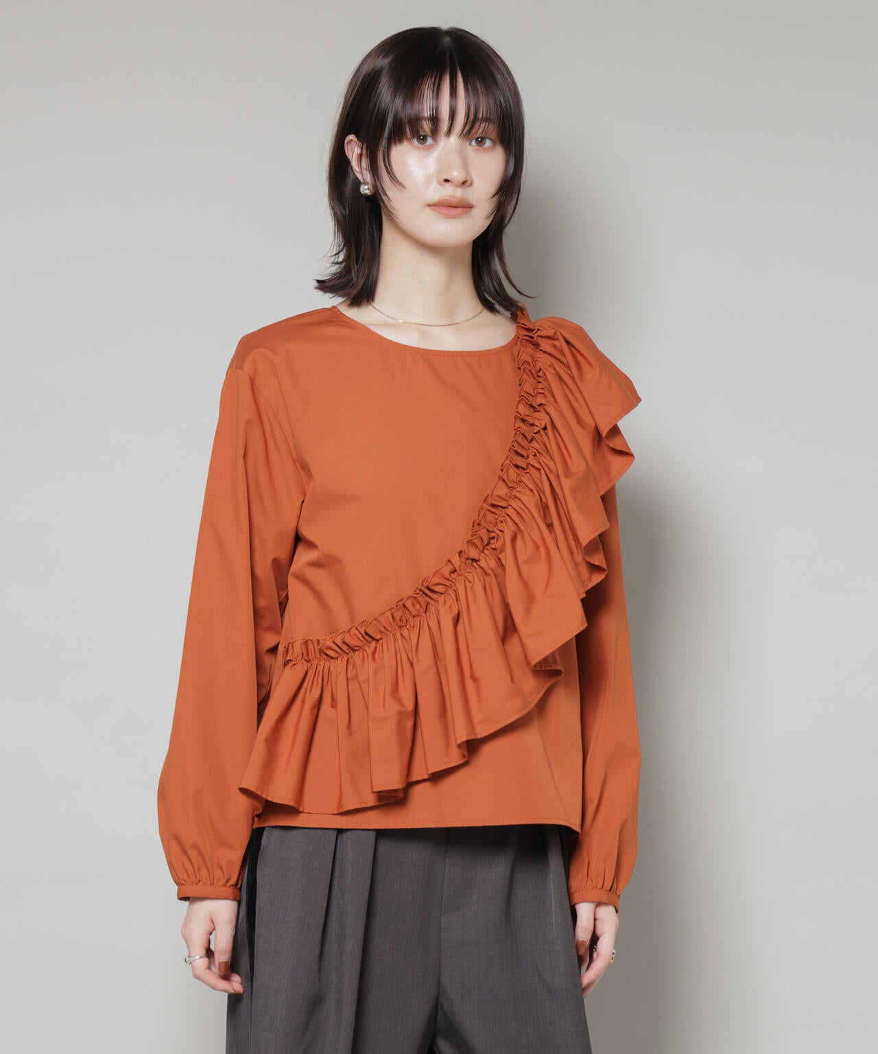 斜めフリルプルオーバーブラウス 6735220317