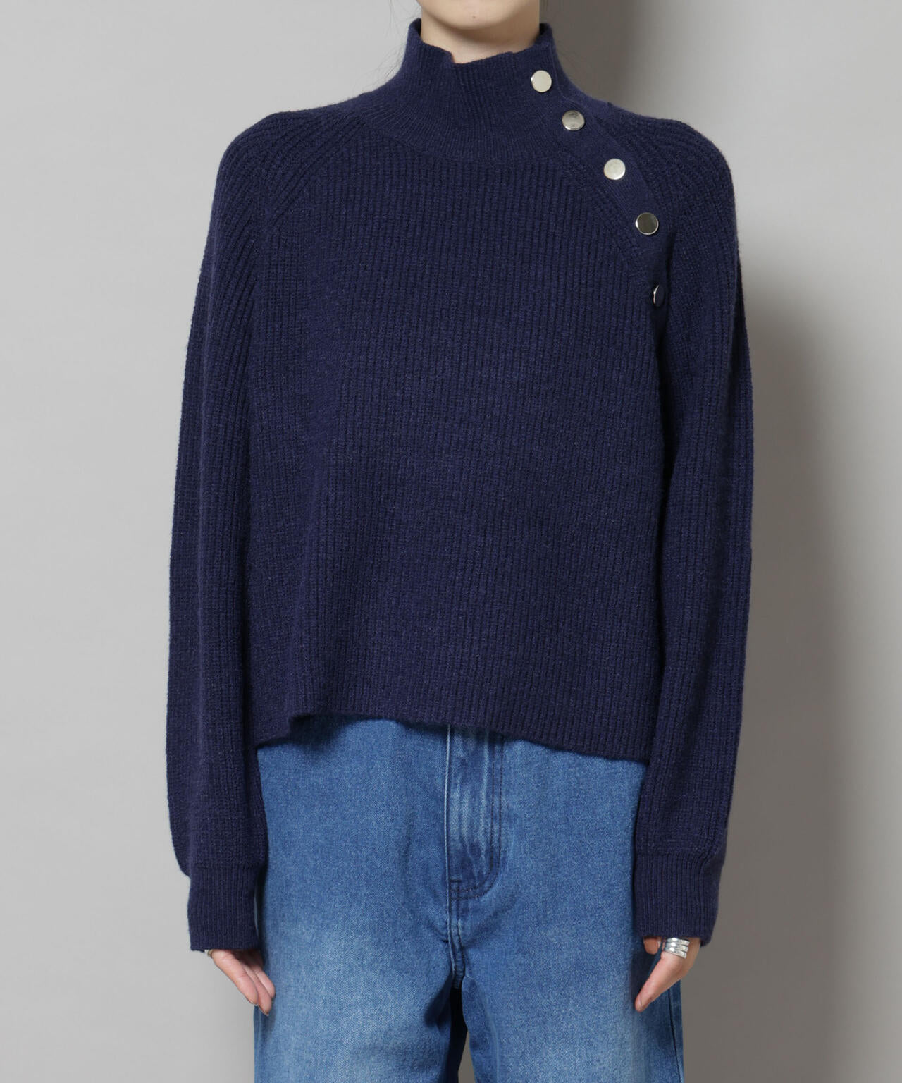 釦 ディティール ニット プルオーバー