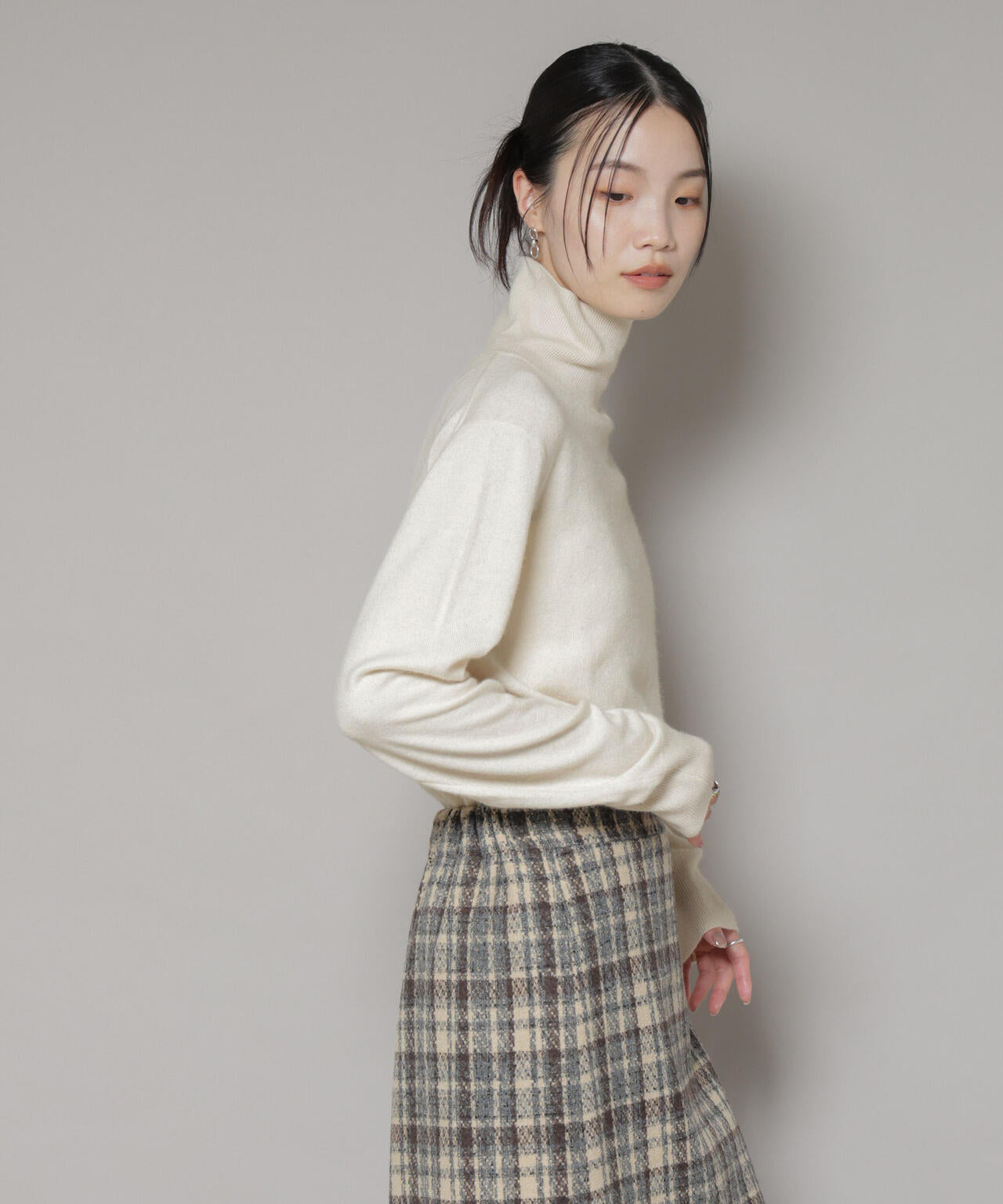 633t*美品 45R カシミヤ混 クレリック タートルネックニット. STB0125F1066_zo_a101.jpg