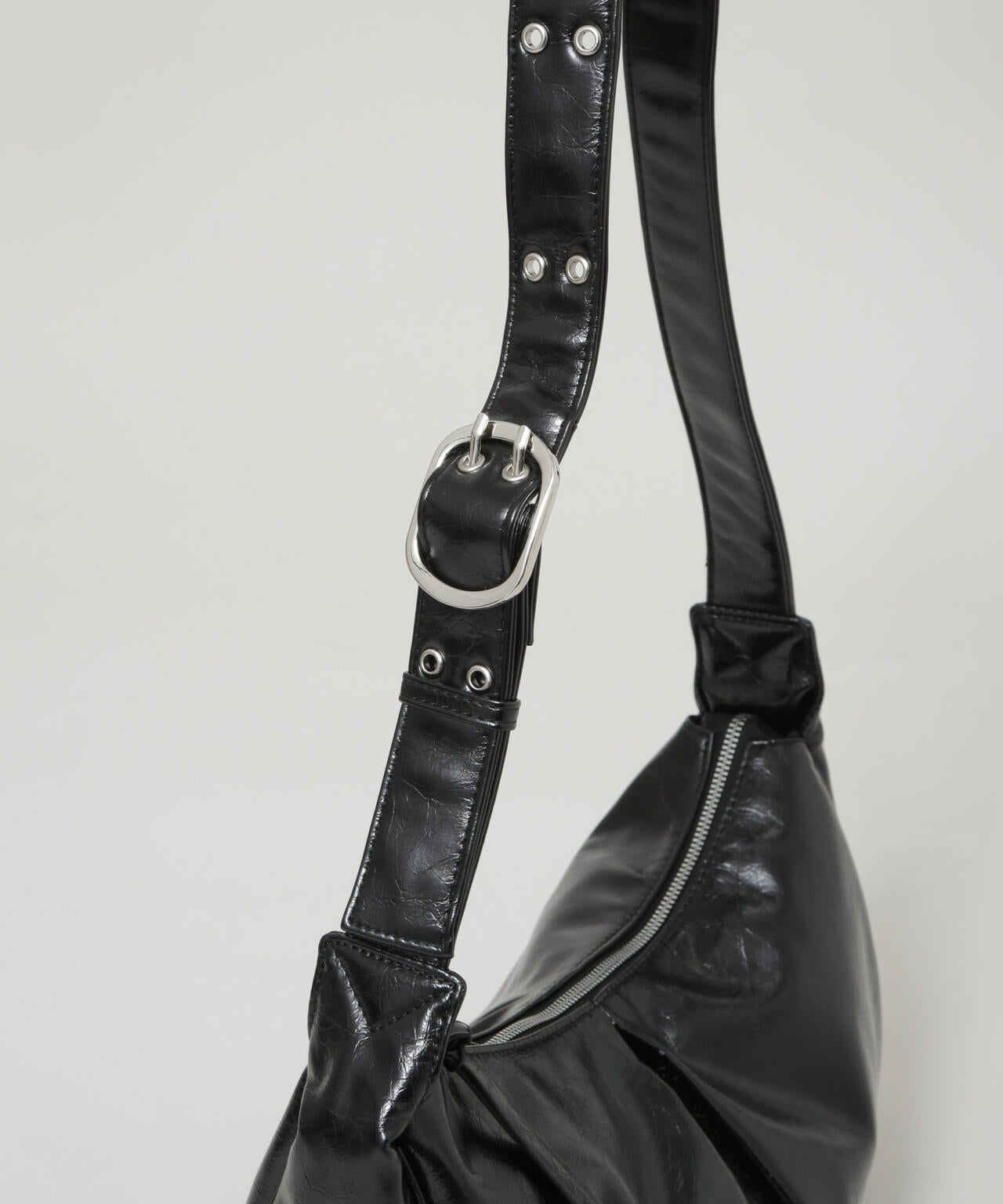 ベルトディテールラウンドショルダーバッグ 6735232301