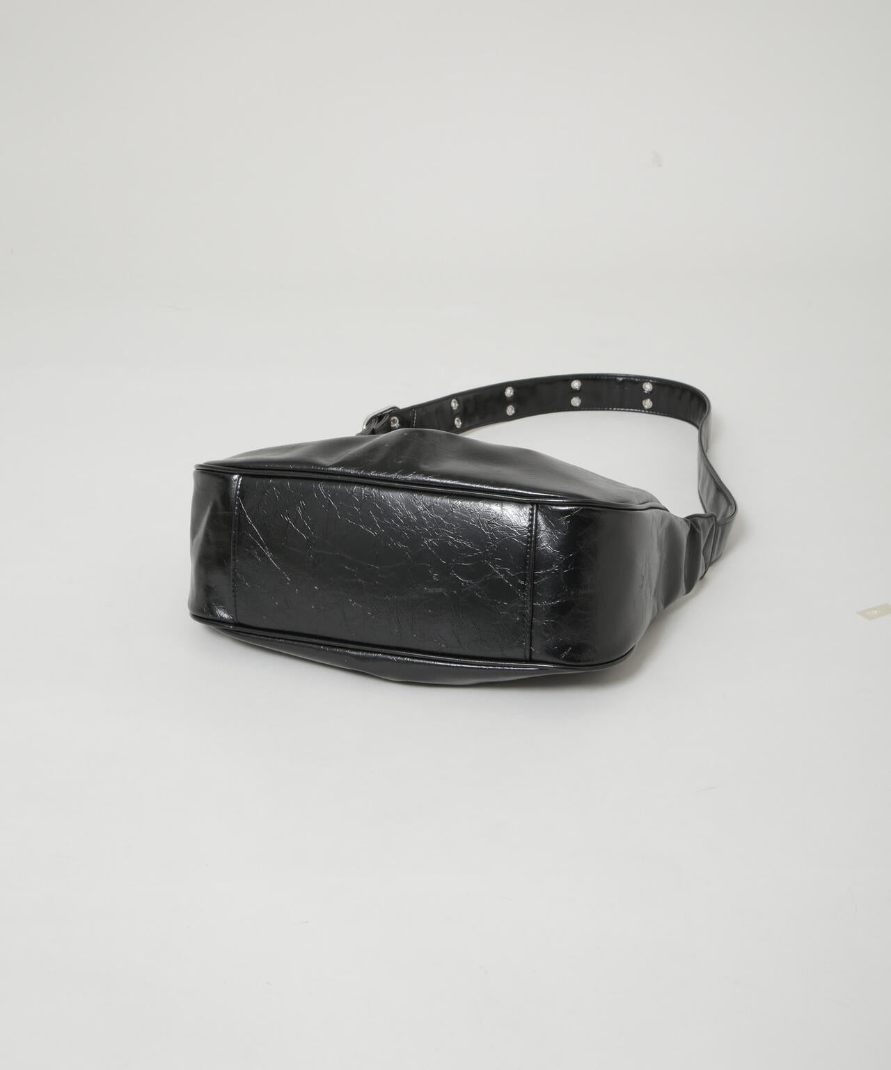 ベルトディテールラウンドショルダーバッグ 6735232301