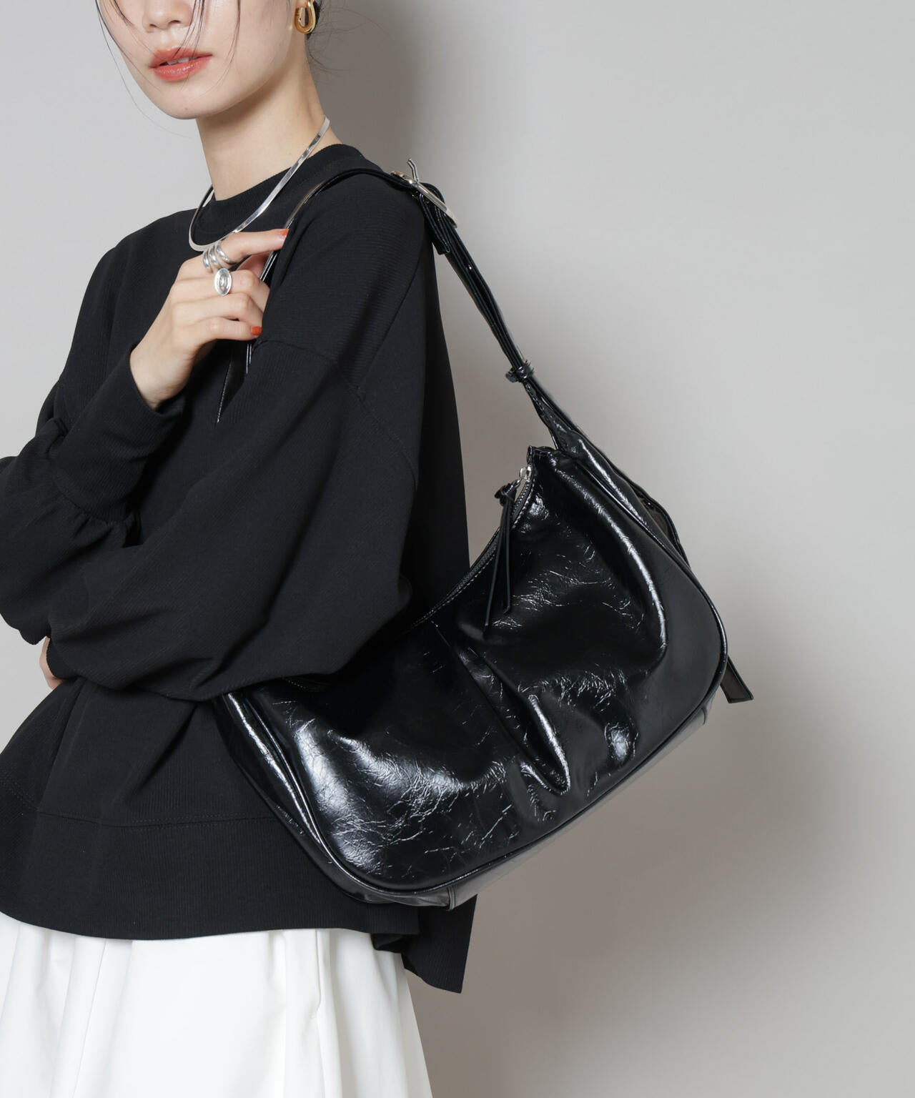 ベルト ディテール ラウンド ショルダーバッグ