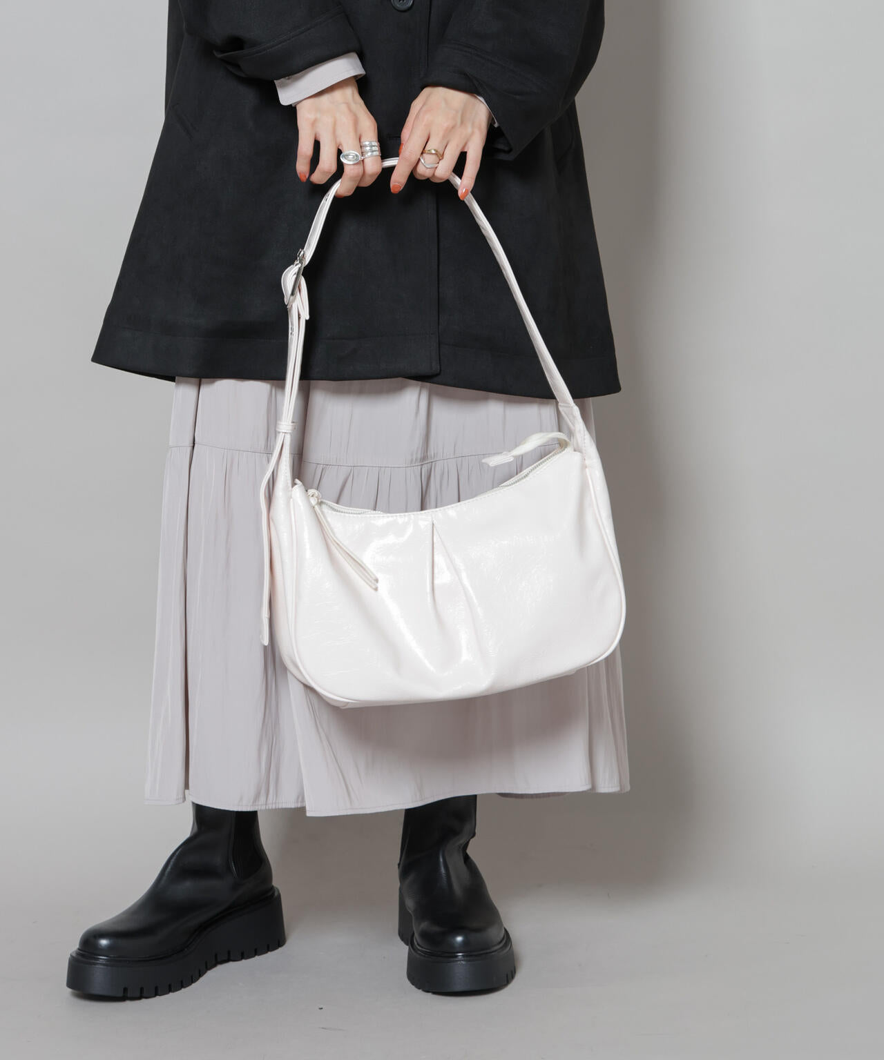 ベルトディテールラウンドショルダーバッグ 6735232301