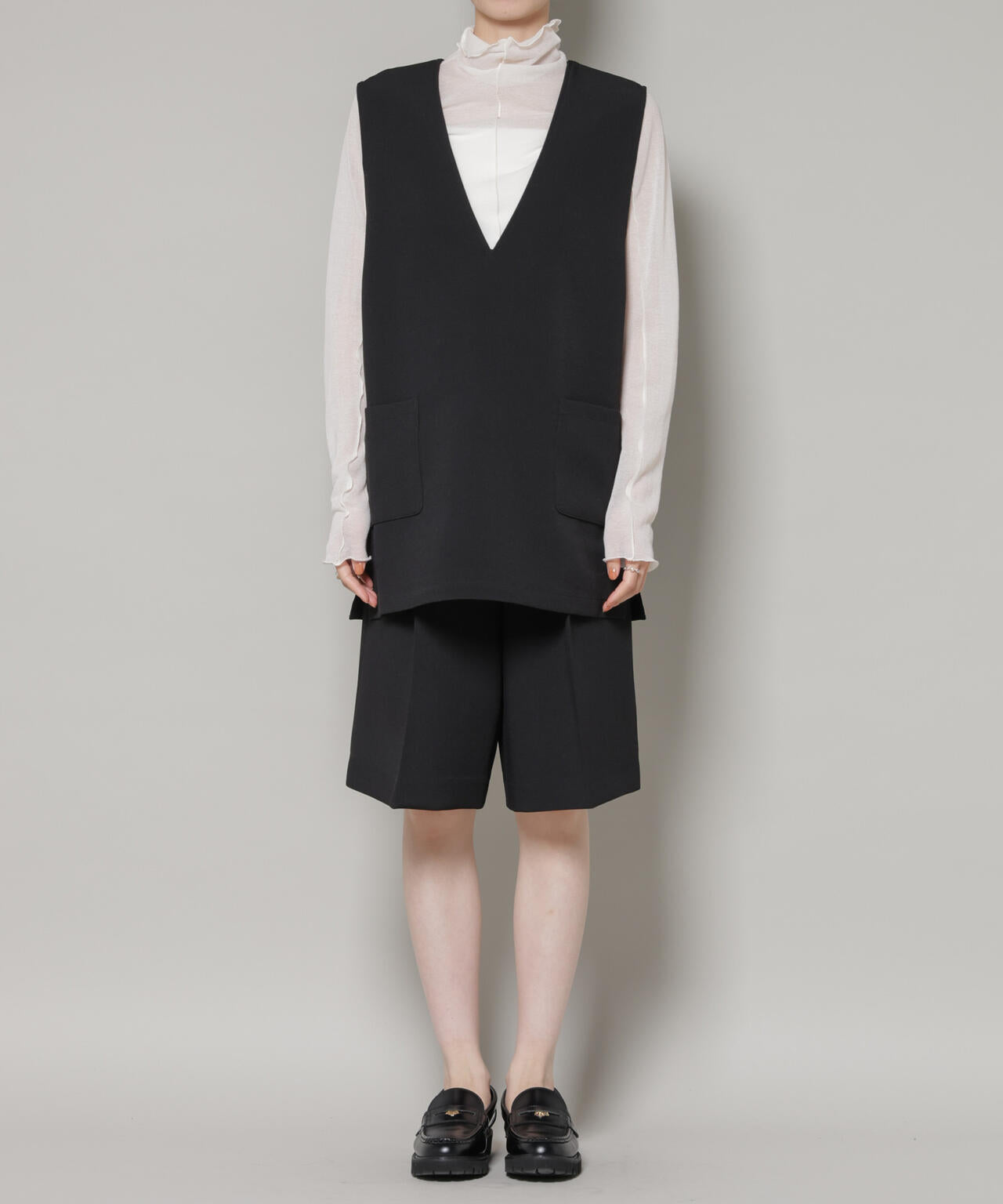 Vネック ベスト × ハーフ パンツ セットアップ