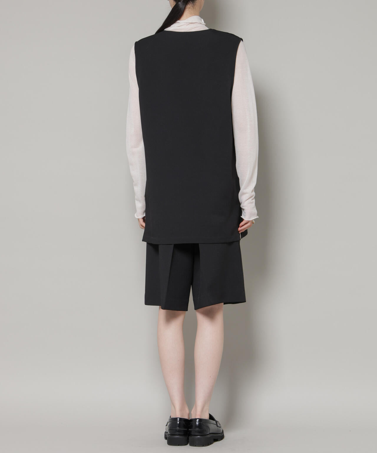 Vネック ベスト × ハーフ パンツ セットアップ