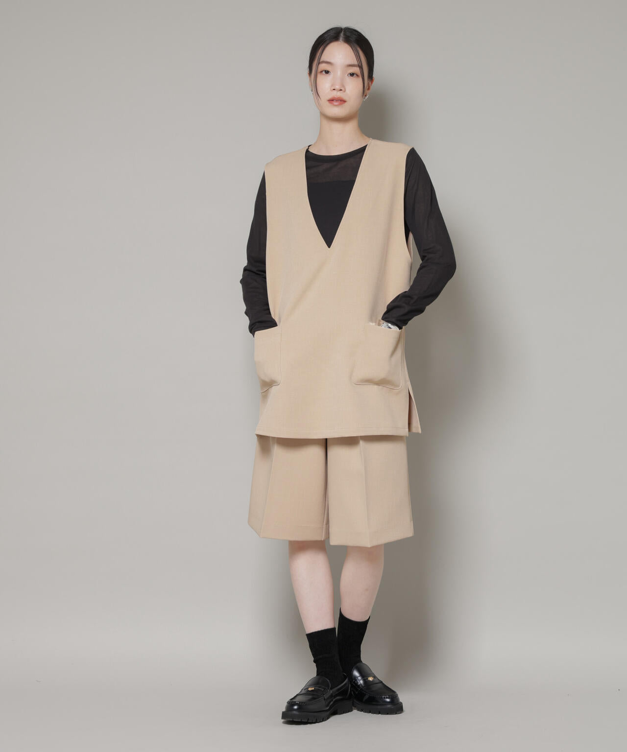 Vネック ベスト × ハーフ パンツ セットアップ