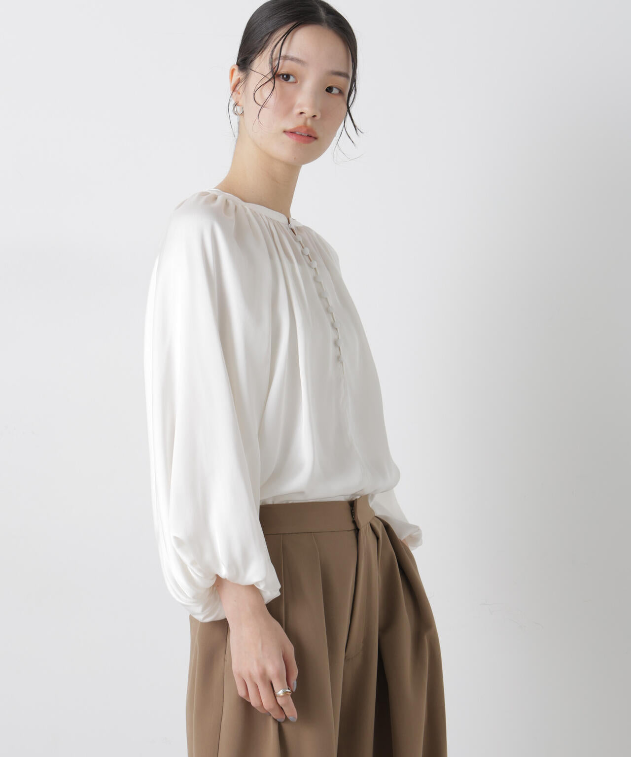 前後2wayサテンボリュームスリーブブラウス 6736120305