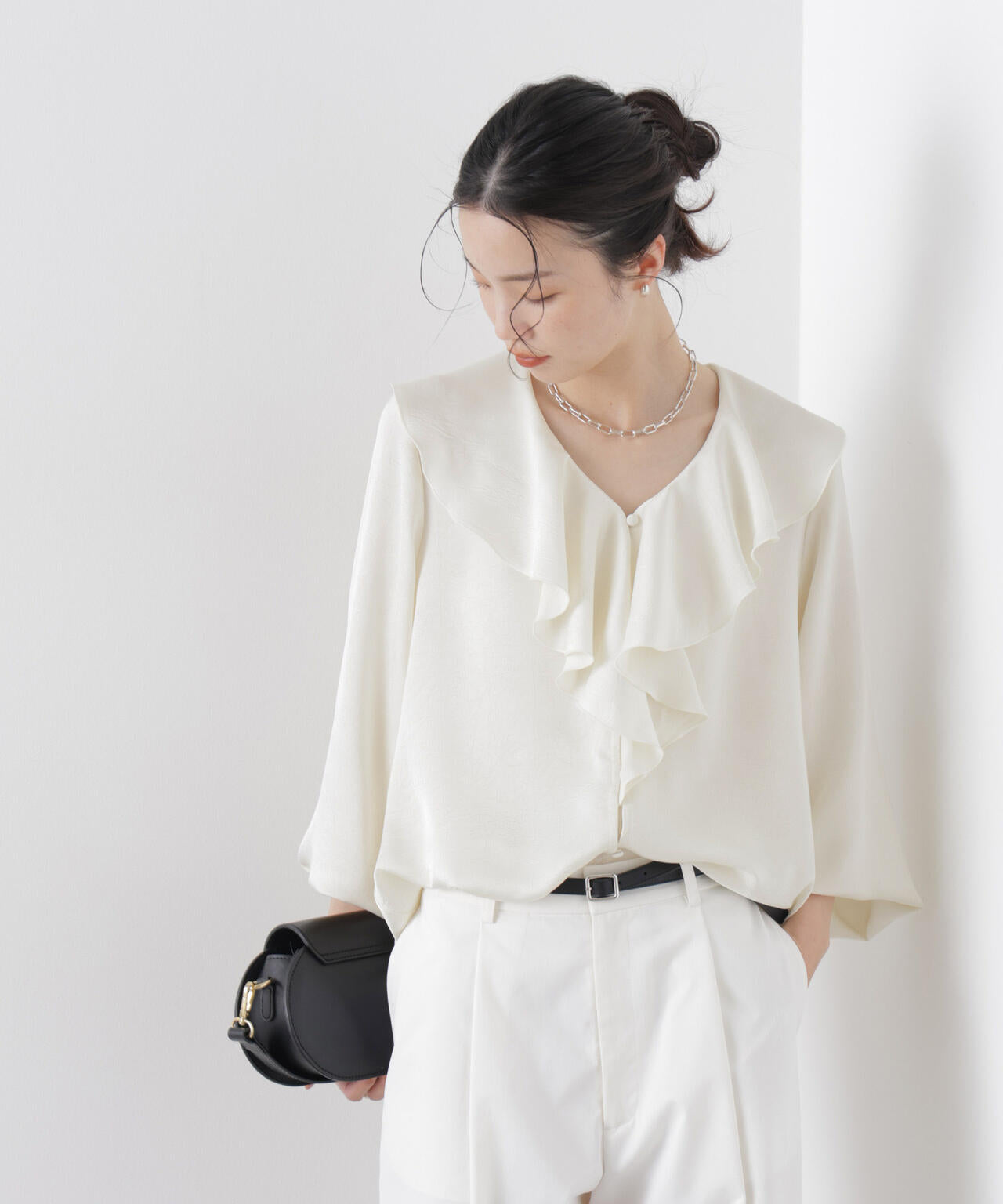 エンボスサテンフリルカラーブラウス