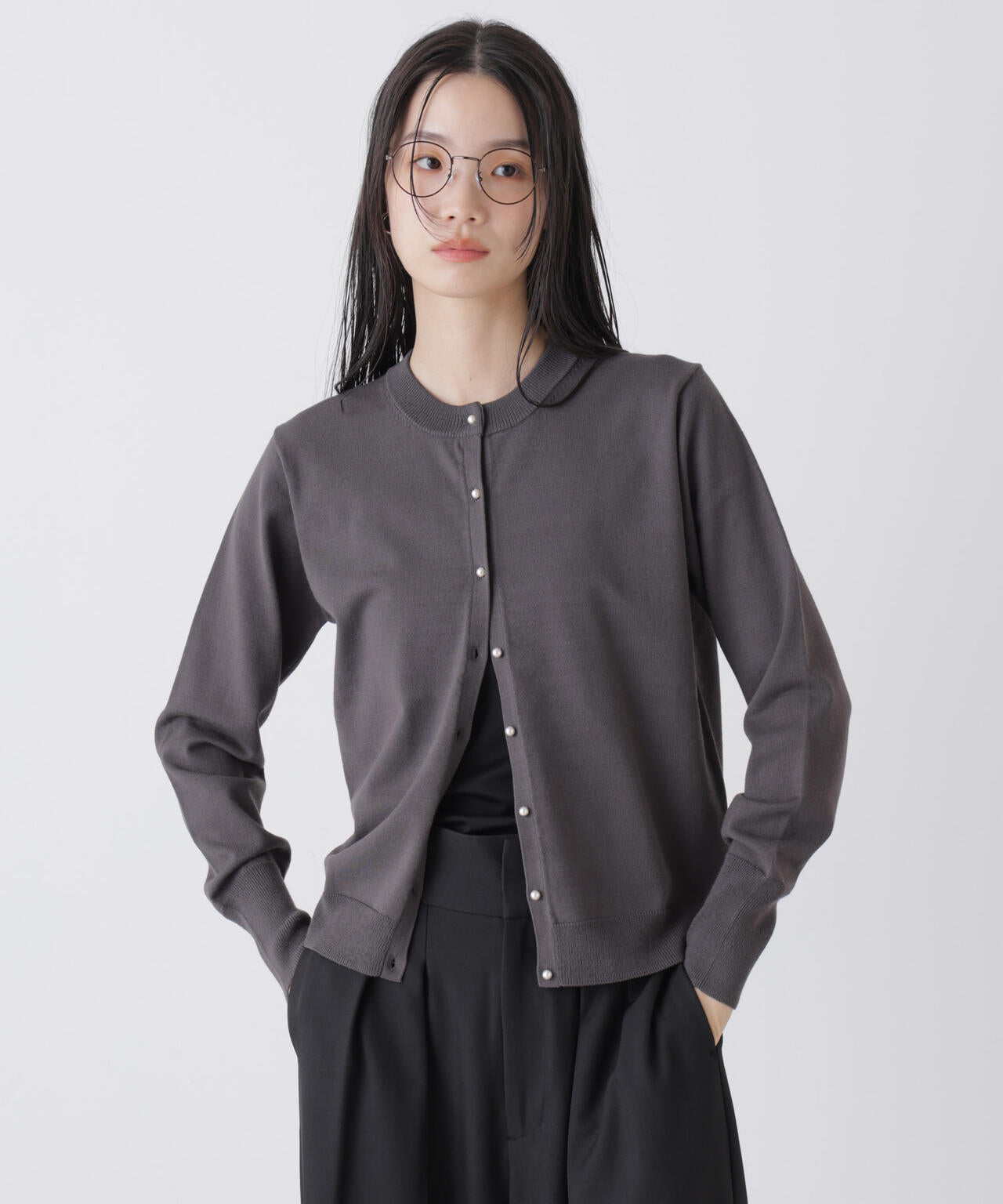美品☆IENA☆パールボタンニットカーディガン チャコールグレー IENA（イエナ）の「パールボタンカーディガン（カーディガン/ボレロ