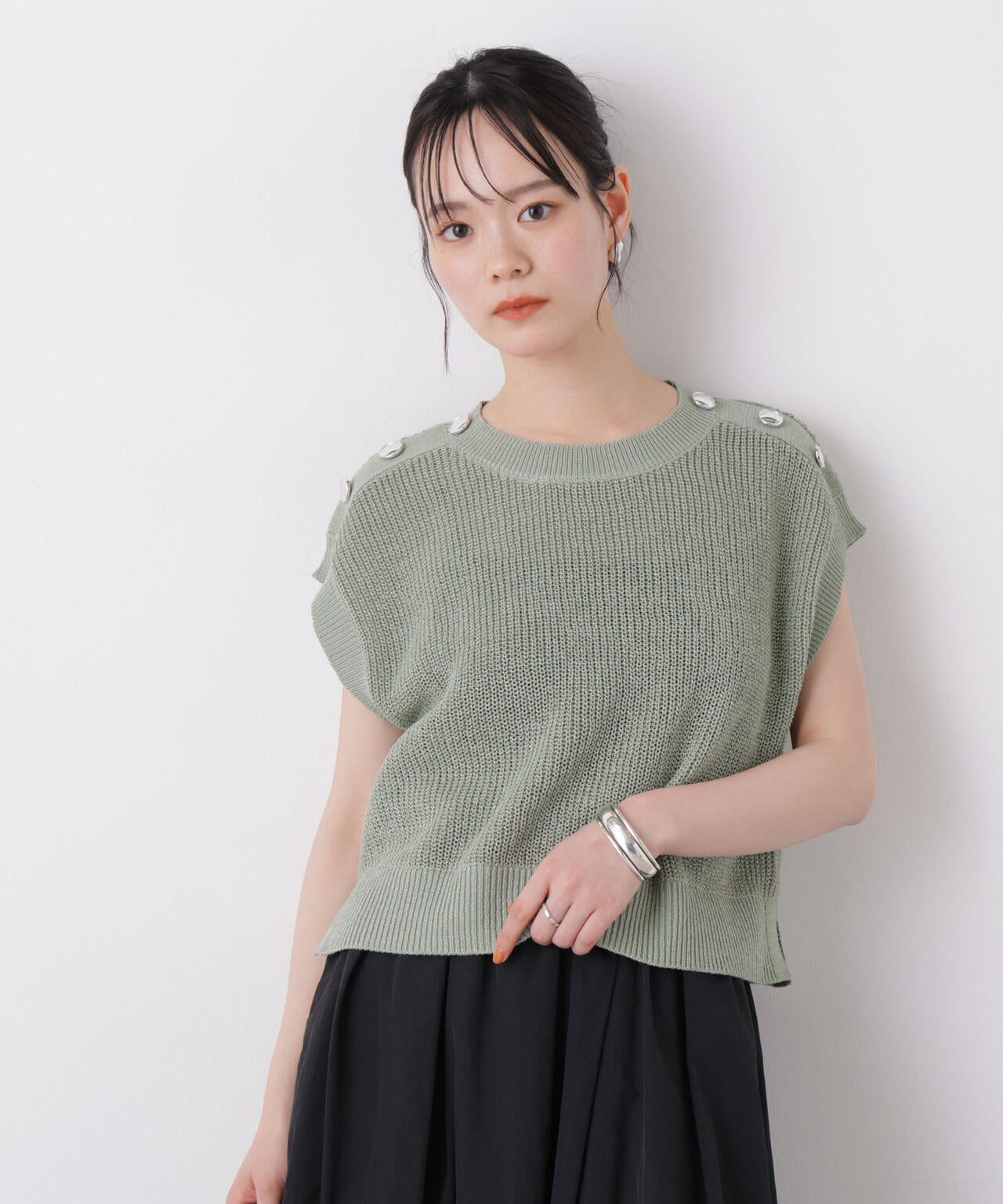 ふーちゃん229新品バックボタンデザインゆったりニットベスト（GY・BK） テープヤーン ショルダー ボタン デザイン ニットベスト