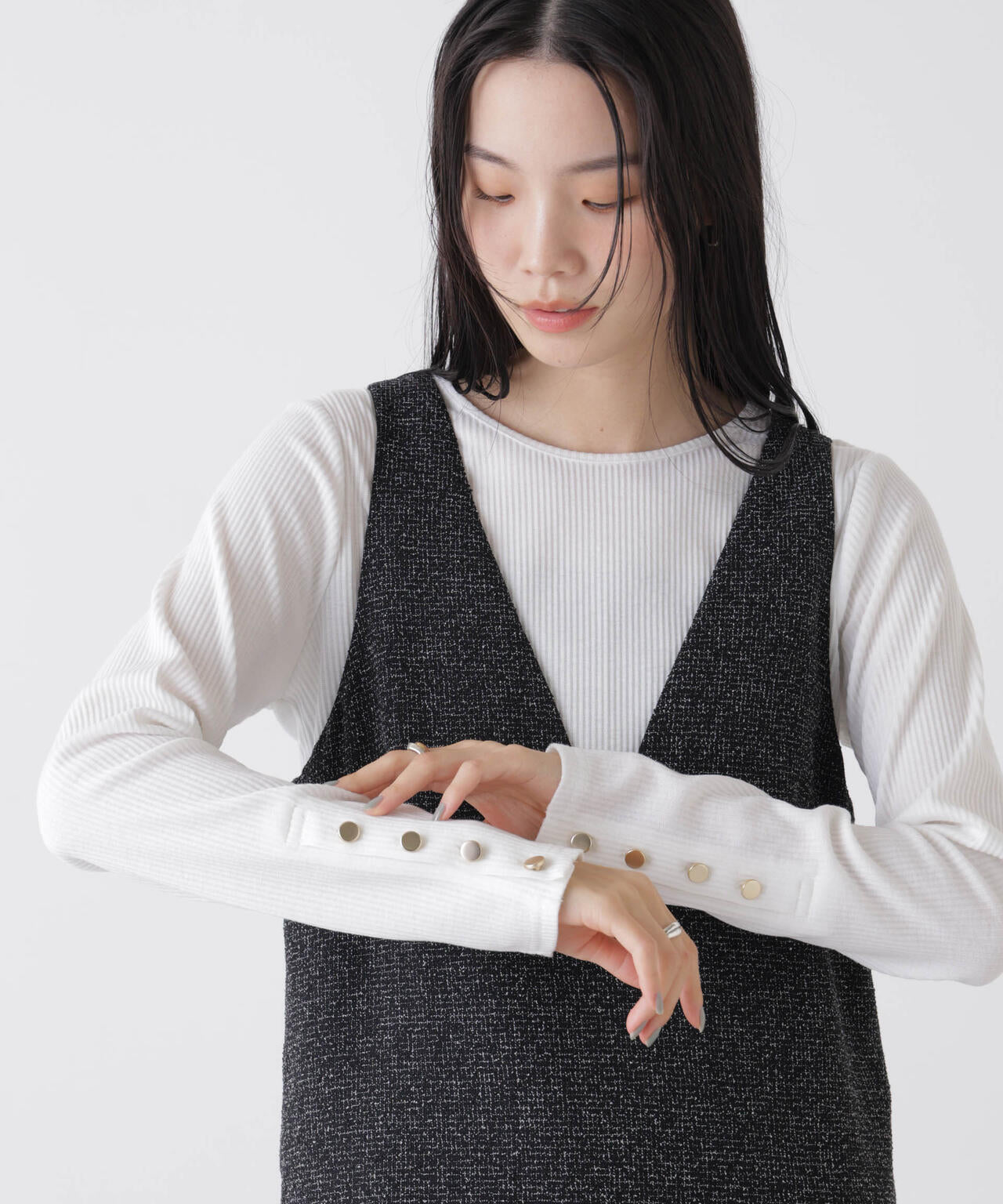 メタルボタンスリーブクルーネックリブカットトップス