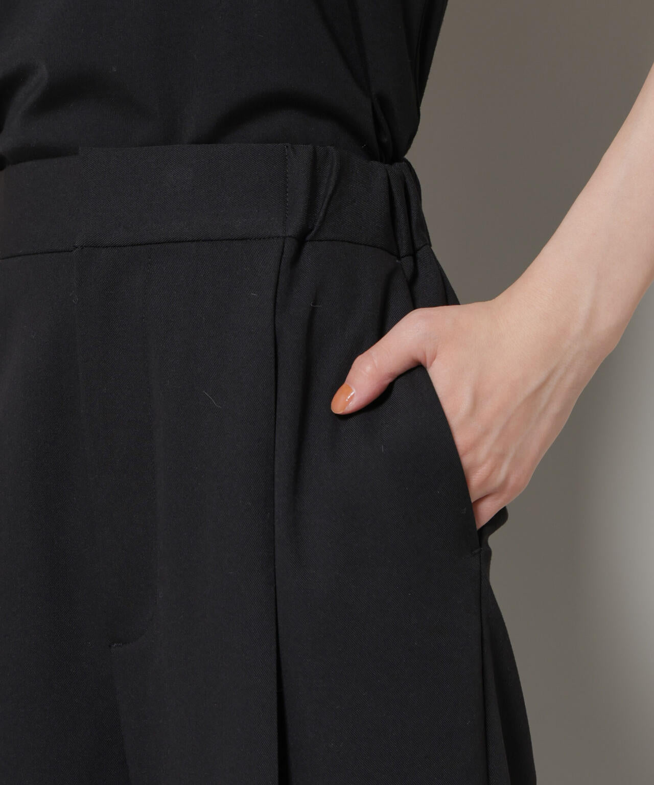 ワンタックセンタープレスストレートパンツ 6736127300