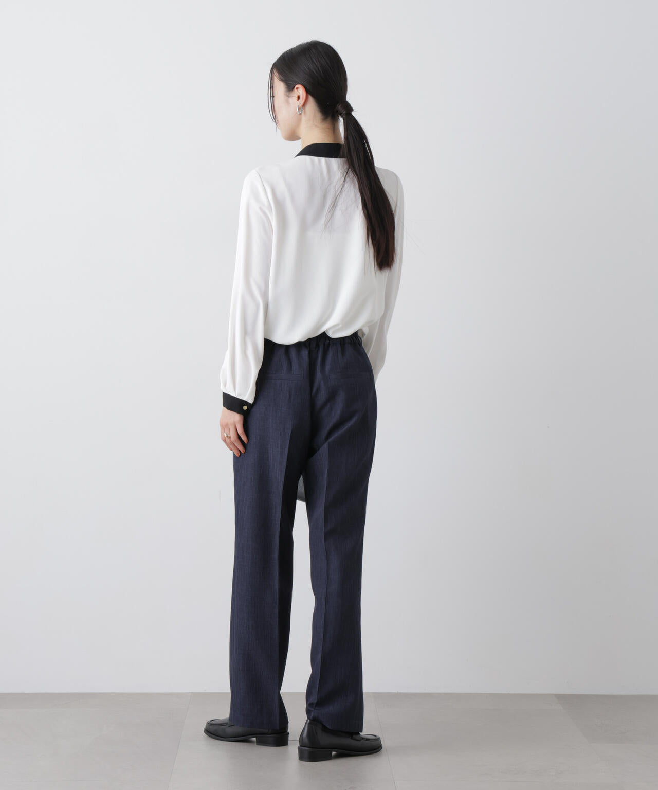未使用　レオナール　センタープレス　美シルエット　パンツ　42 多機能 センタープレス パンツ ( セットアップ 可)