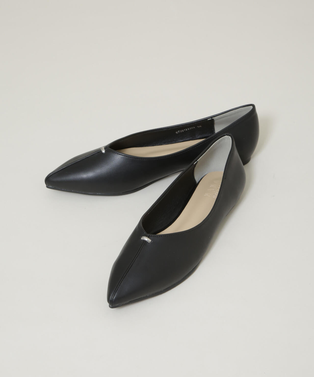 ポインテッドトゥ フラットモ チーフ パンプス