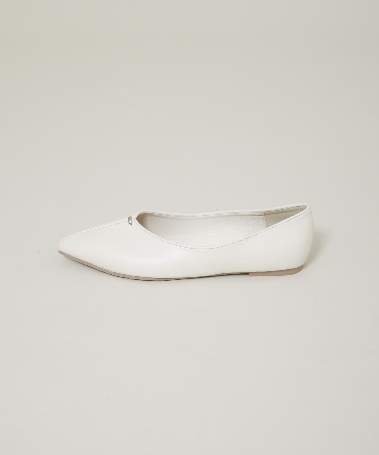 ポインテッドトゥ フラットモ チーフ パンプス