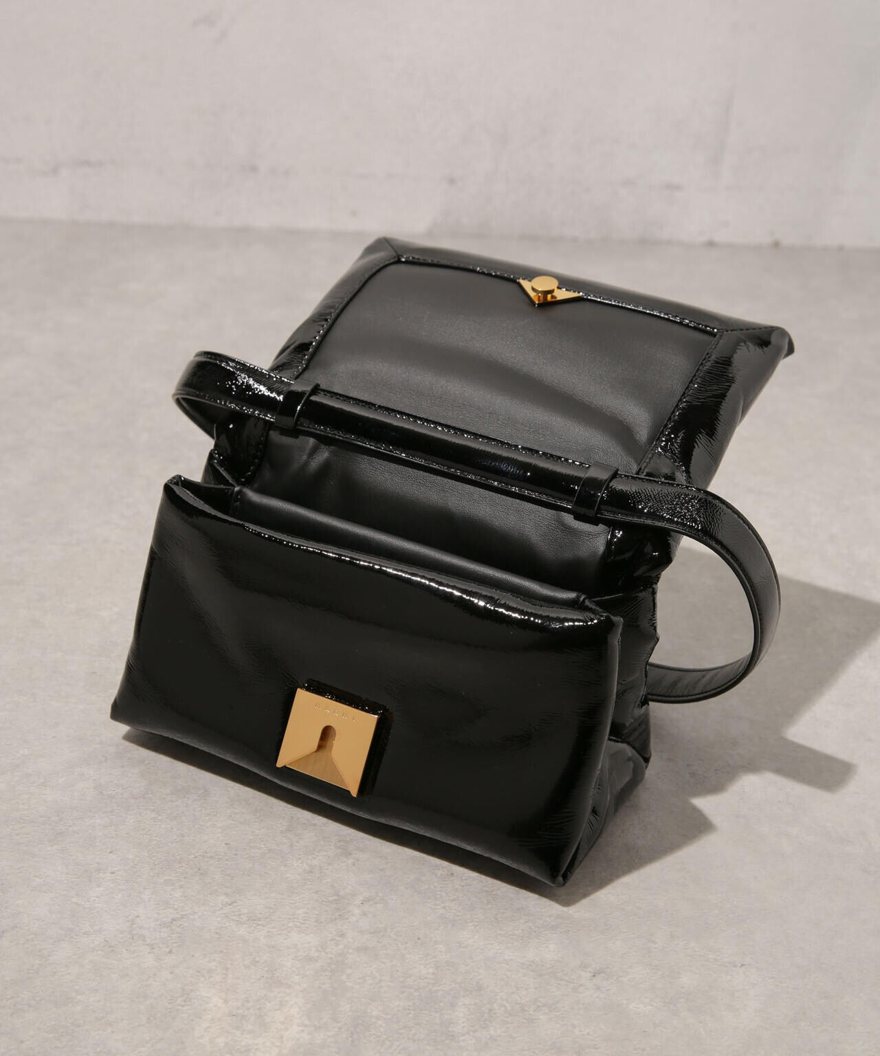 素敵でユニークな MARNI/パテント プリズマバッグ スモール バッグ