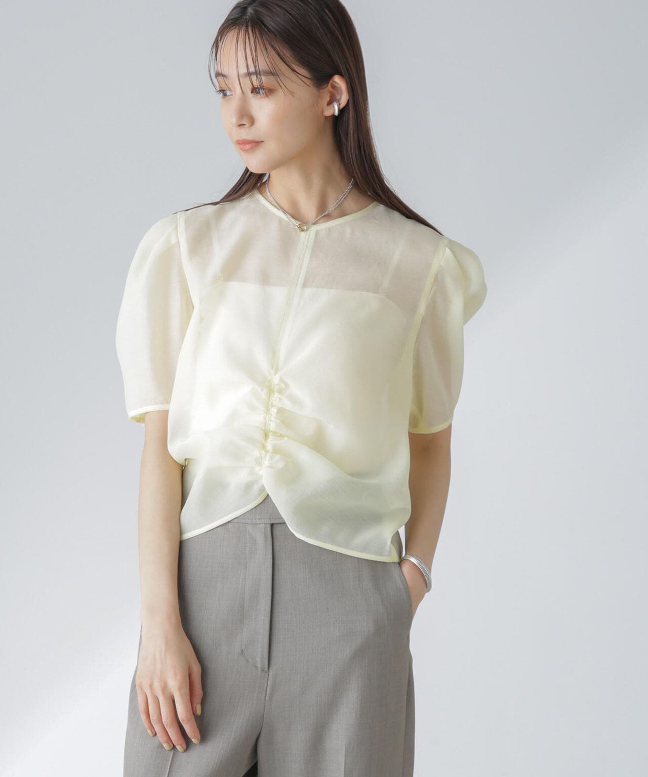 yori フラットカラーシアーブラウス ホワイト