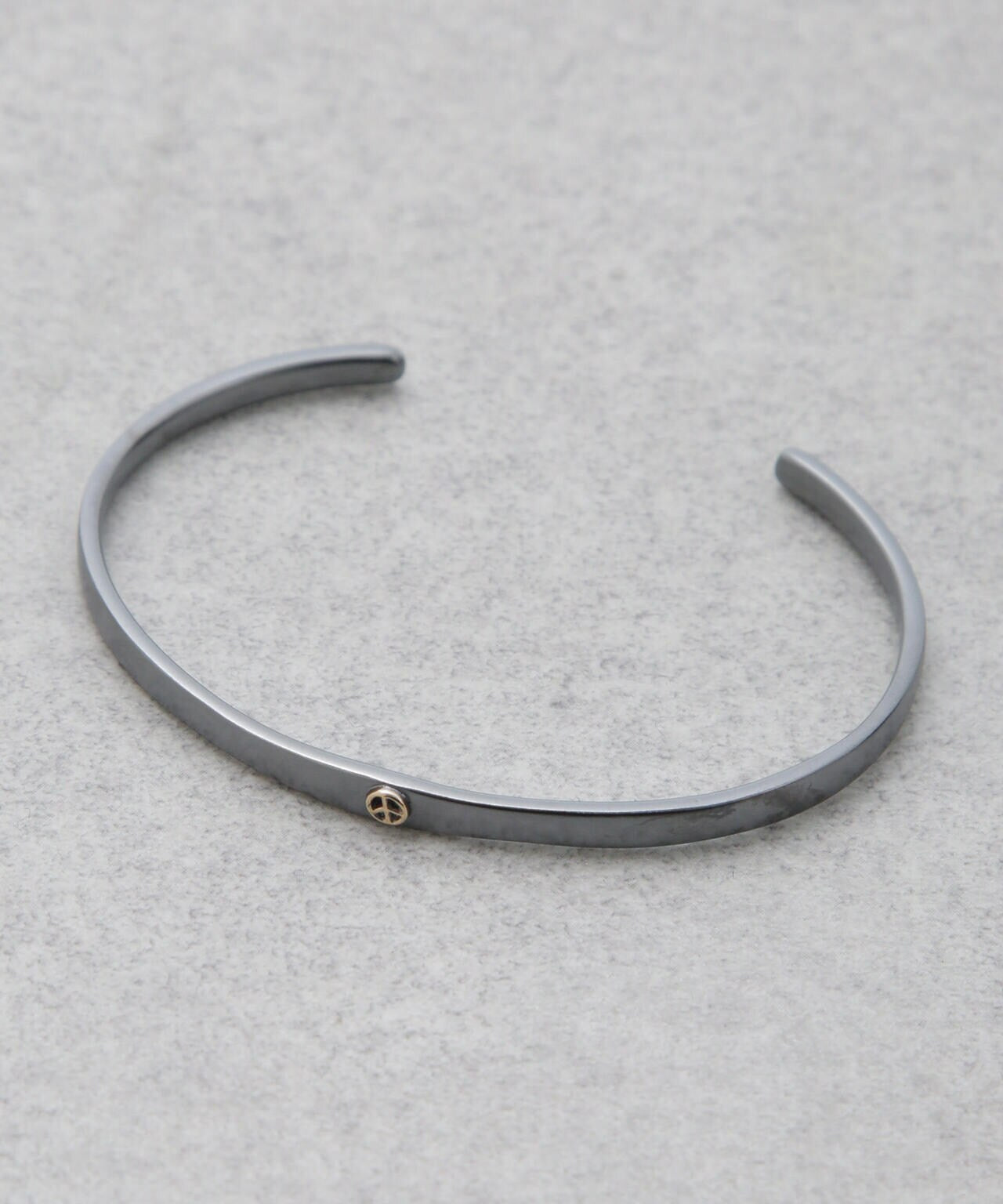 Porter Classic/BLK SILVER BANGLE W/GOLD PEACE