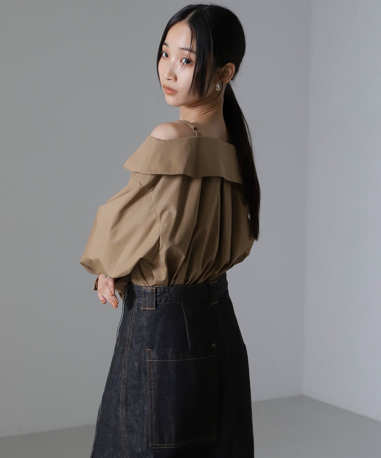 オフショルダーデザインシャツ 6734220316