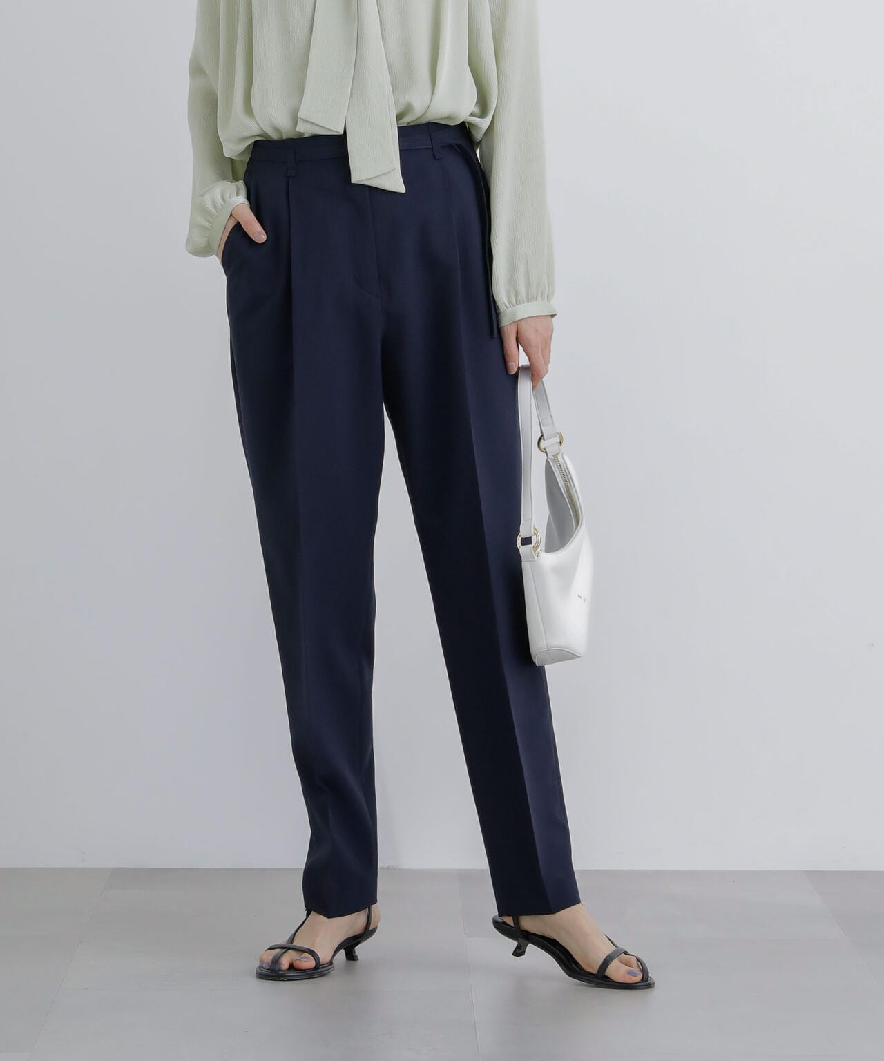 ライト ファンクション ベルト付き タック テーパード パンツ
