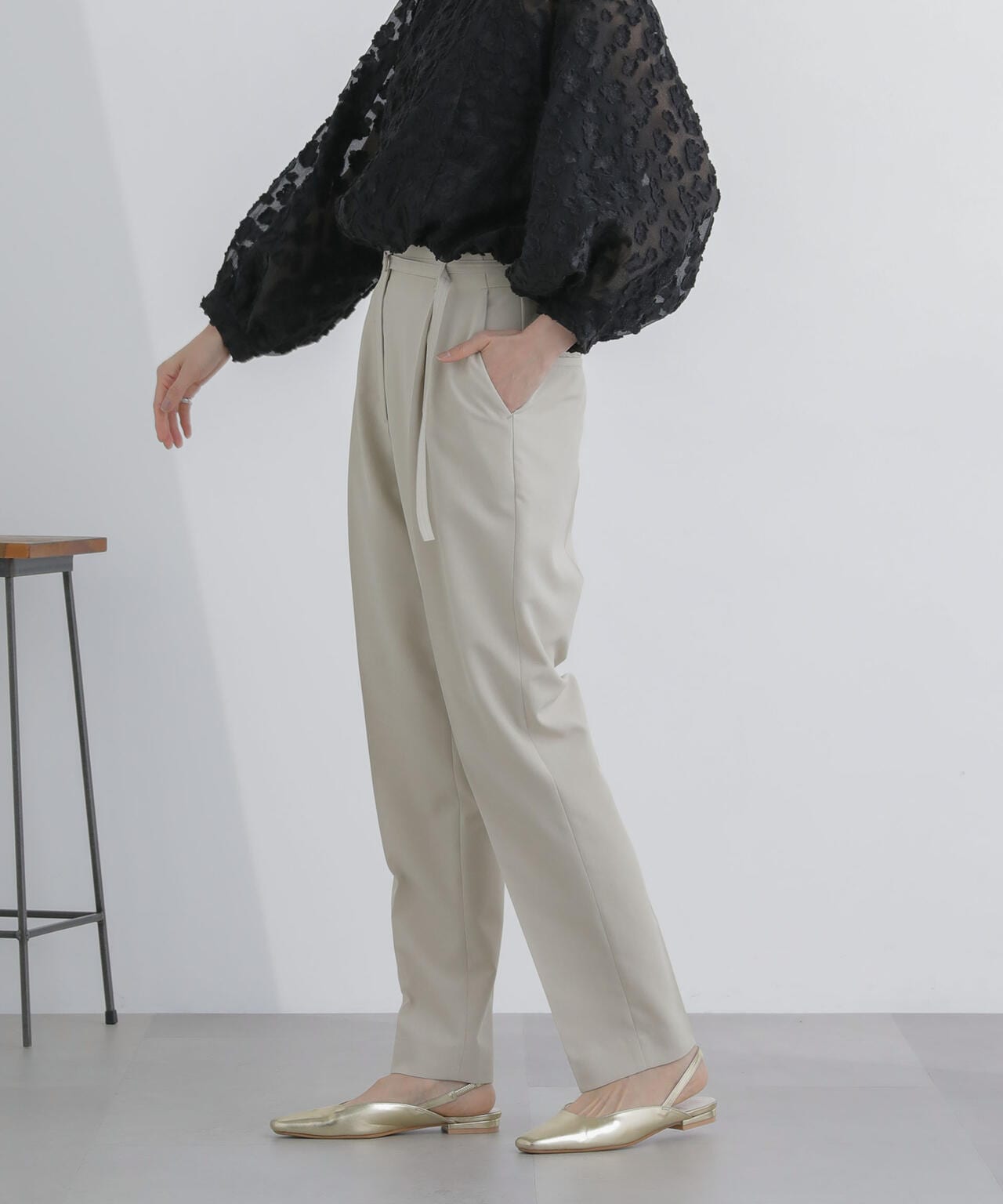 ライト ファンクション ベルト付き タック テーパード パンツ