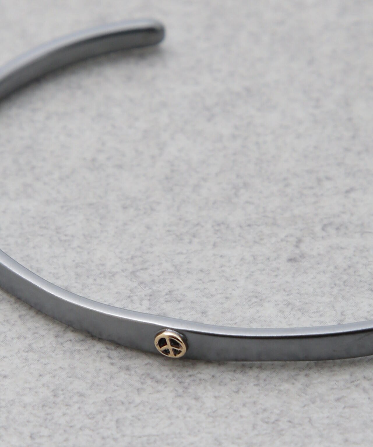 Porter Classic/BLK SILVER BANGLE W/GOLD PEACE